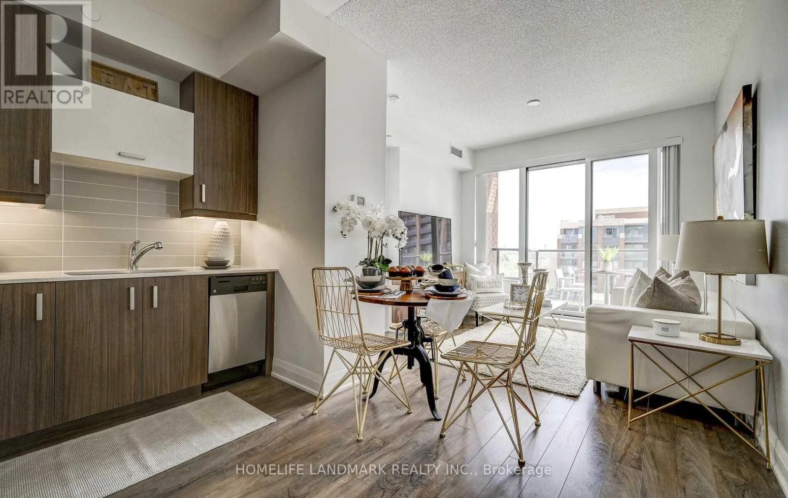 726 - 28 UPTOWN DRIVE