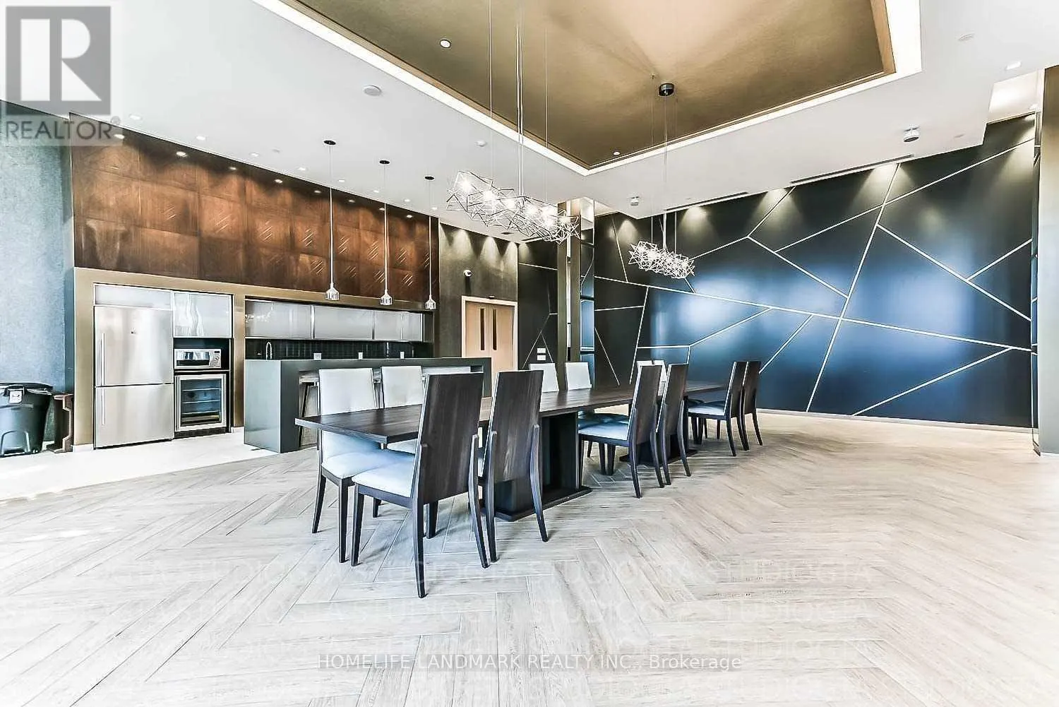 726 - 28 UPTOWN DRIVE