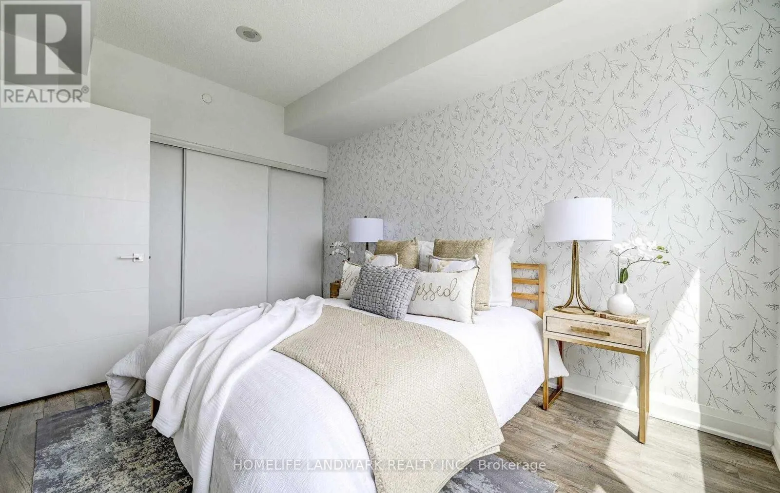 726 - 28 UPTOWN DRIVE