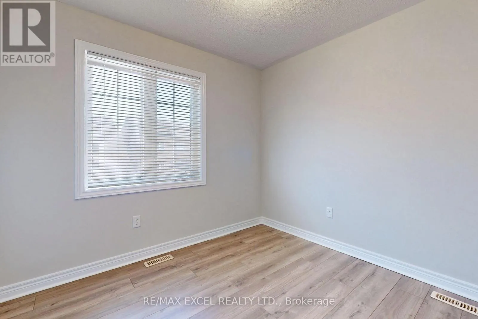 COACH - 525 COUNTRY GLEN ROAD