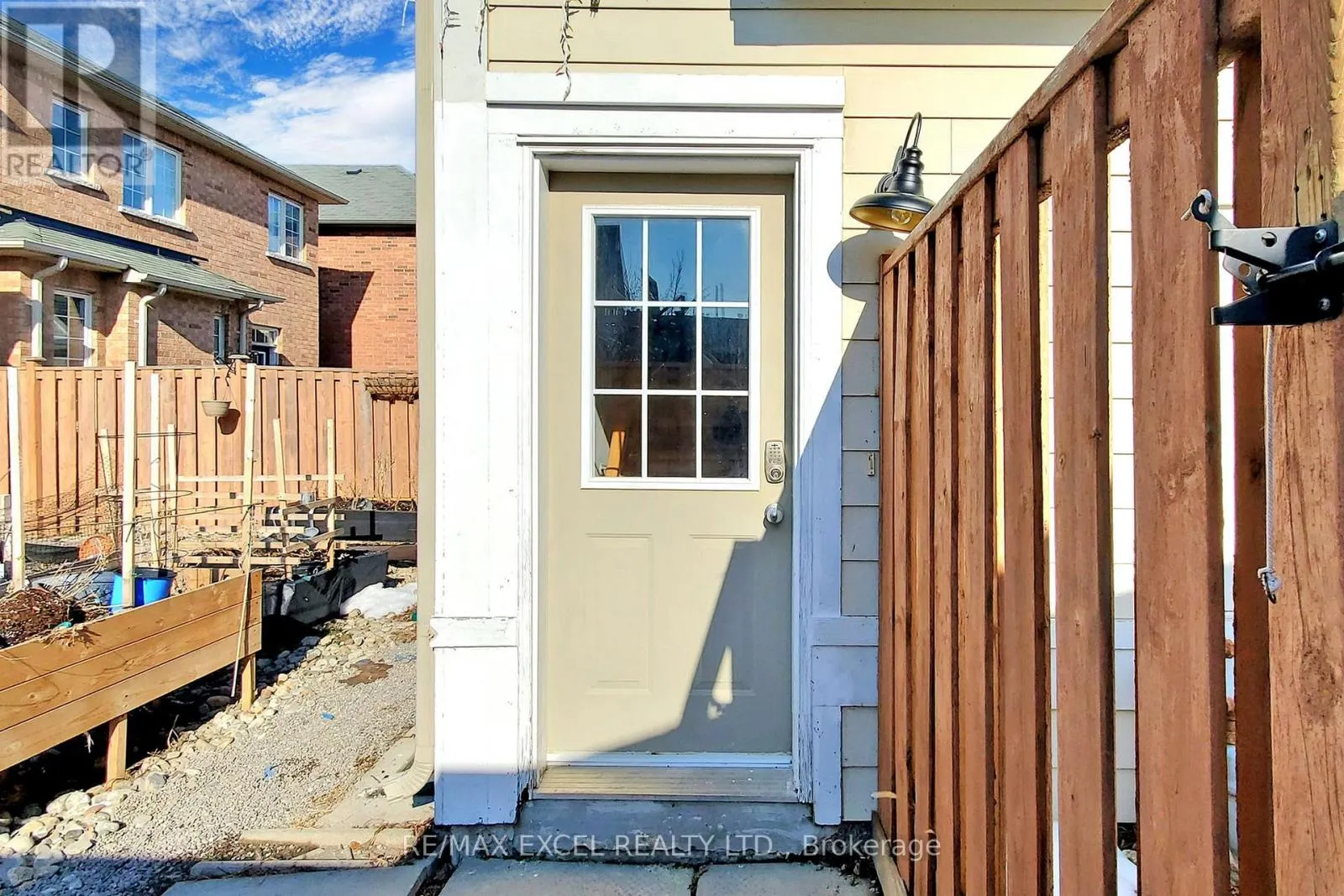 COACH - 525 COUNTRY GLEN ROAD