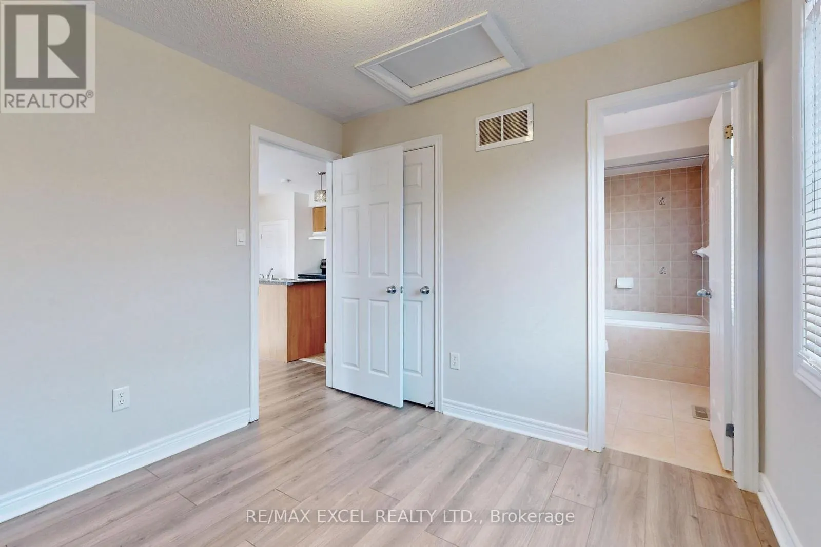 COACH - 525 COUNTRY GLEN ROAD