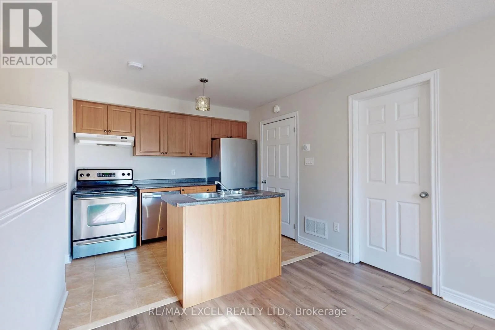 COACH - 525 COUNTRY GLEN ROAD