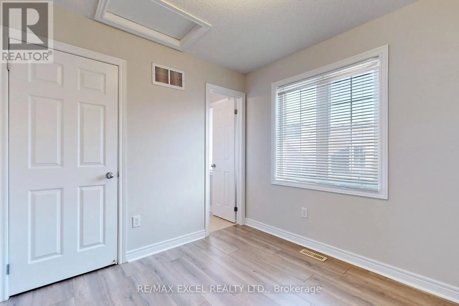 COACH - 525 COUNTRY GLEN ROAD