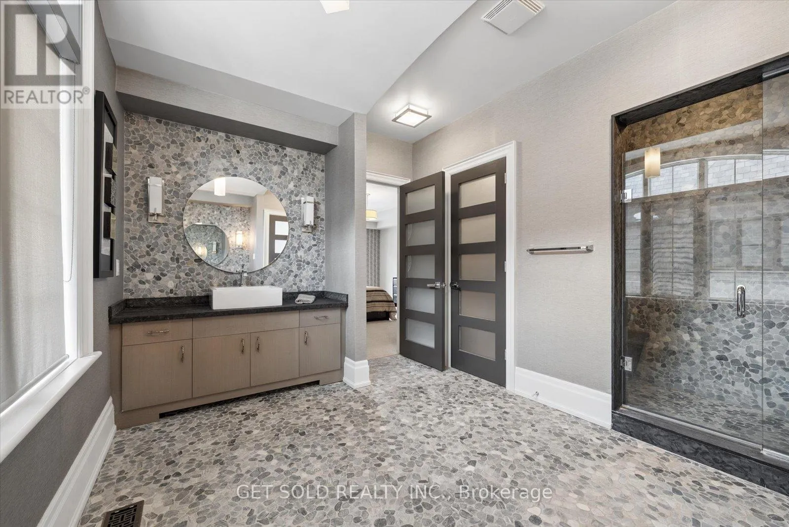 8 THORNHILL AVENUE