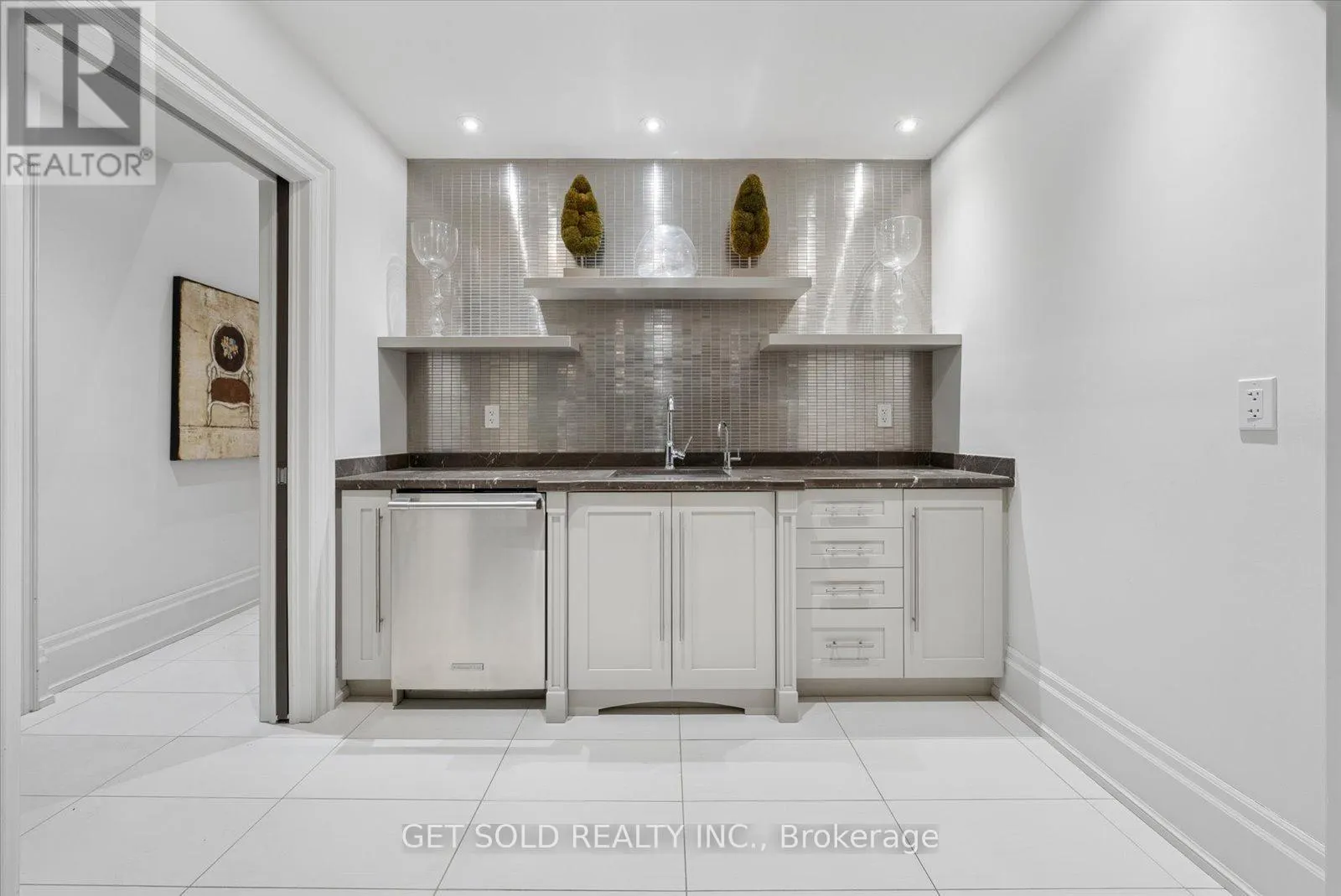 8 THORNHILL AVENUE