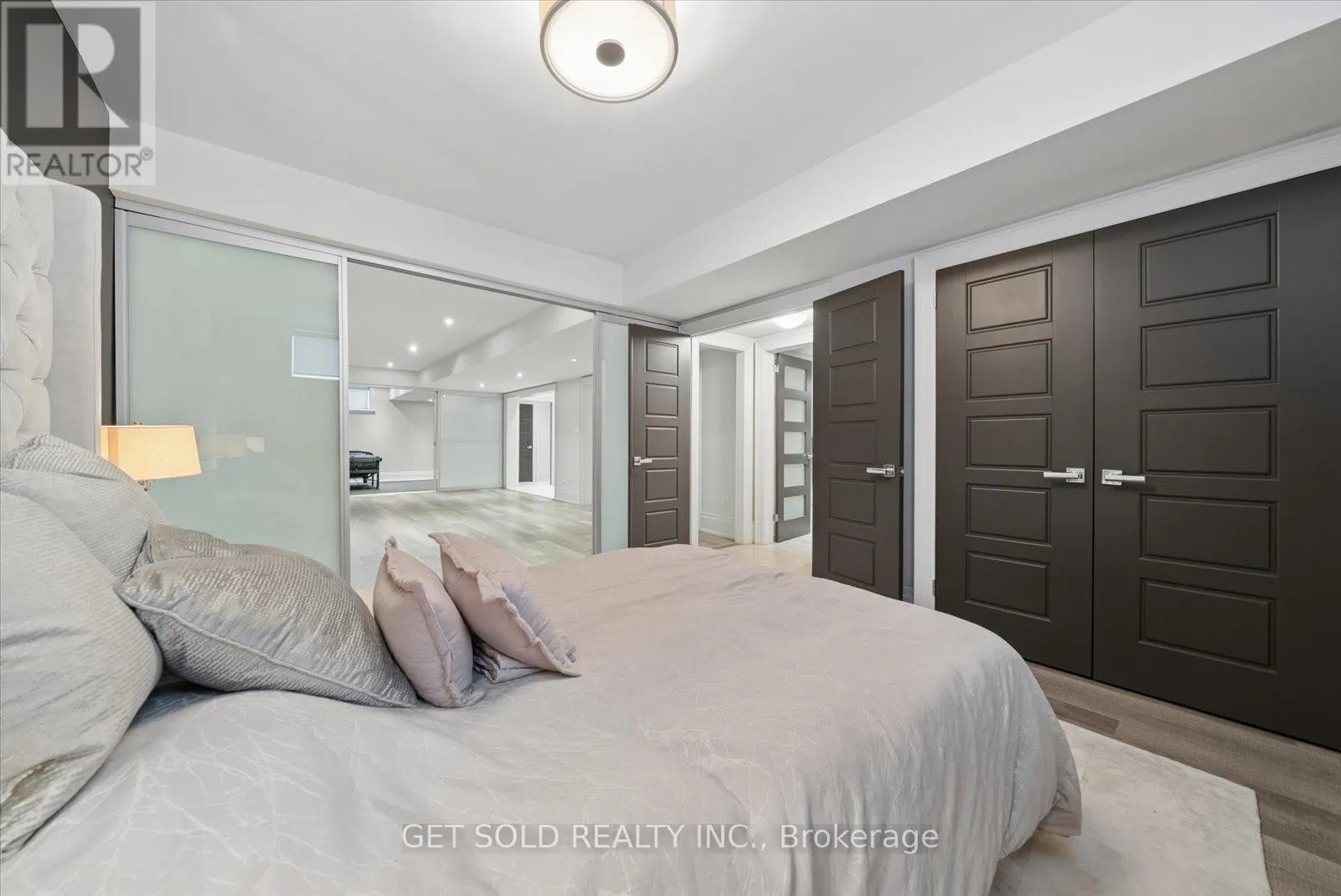 8 THORNHILL AVENUE