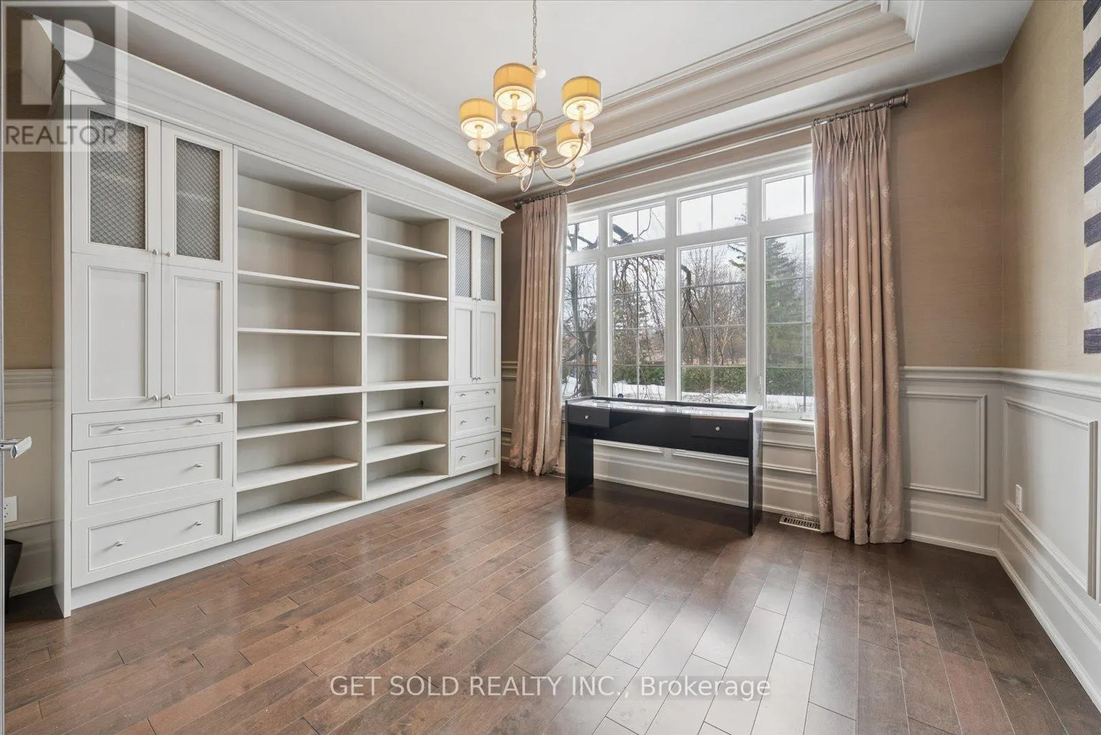 8 THORNHILL AVENUE