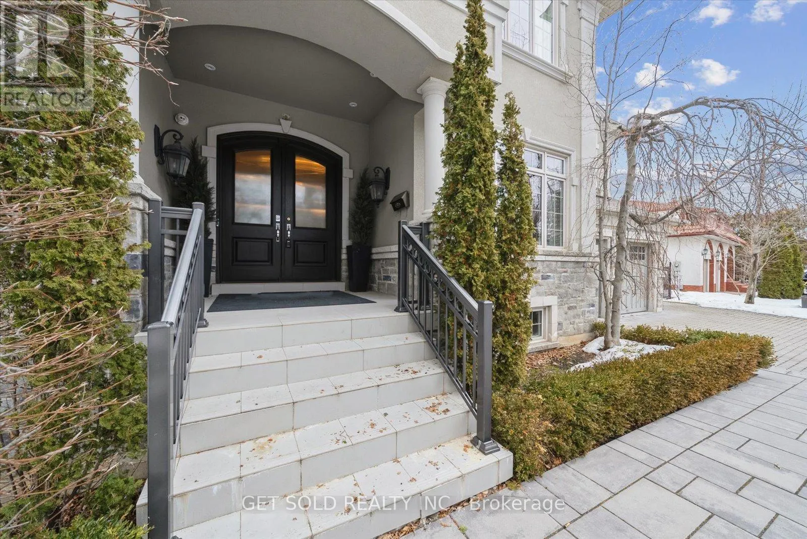 8 THORNHILL AVENUE