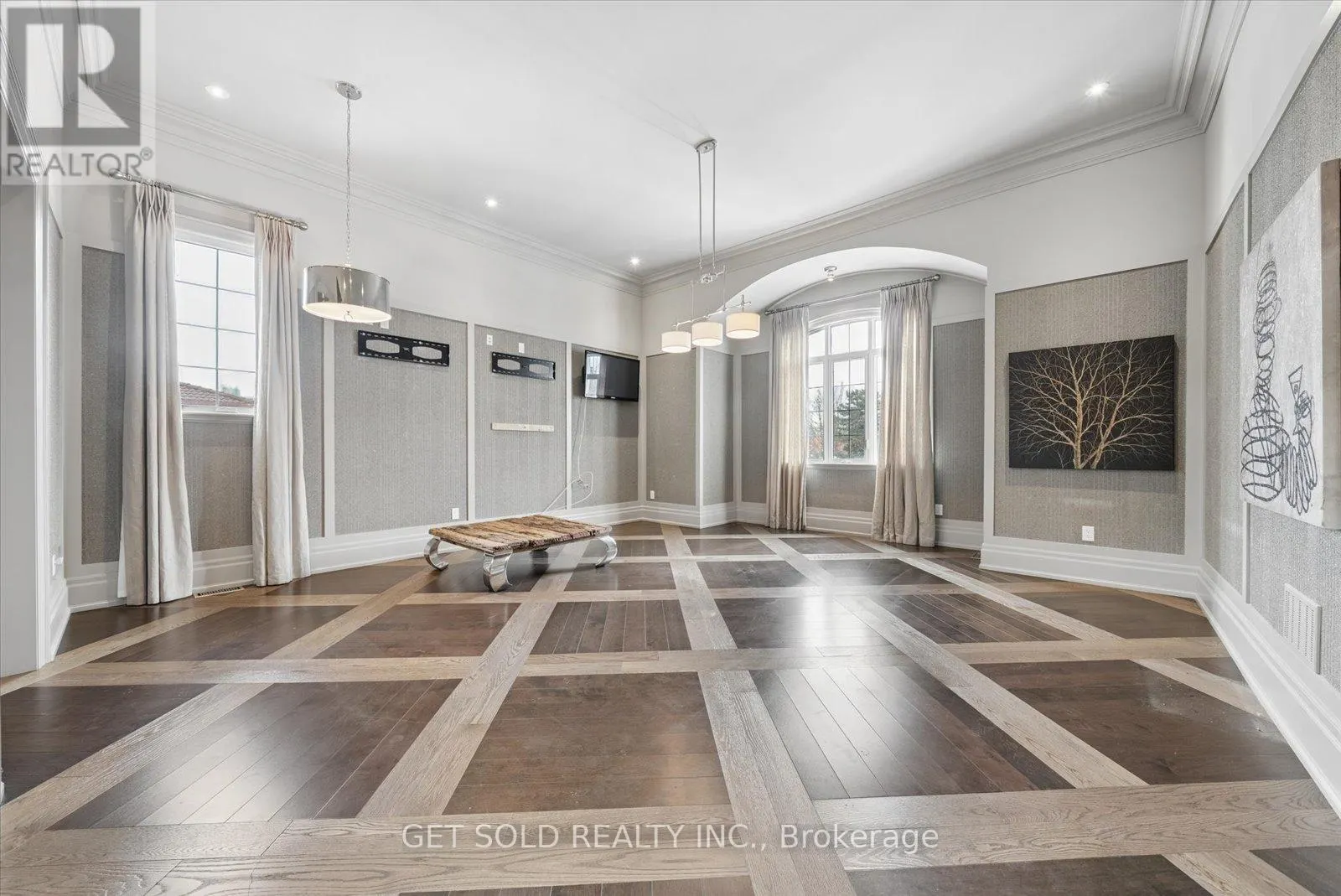 8 THORNHILL AVENUE