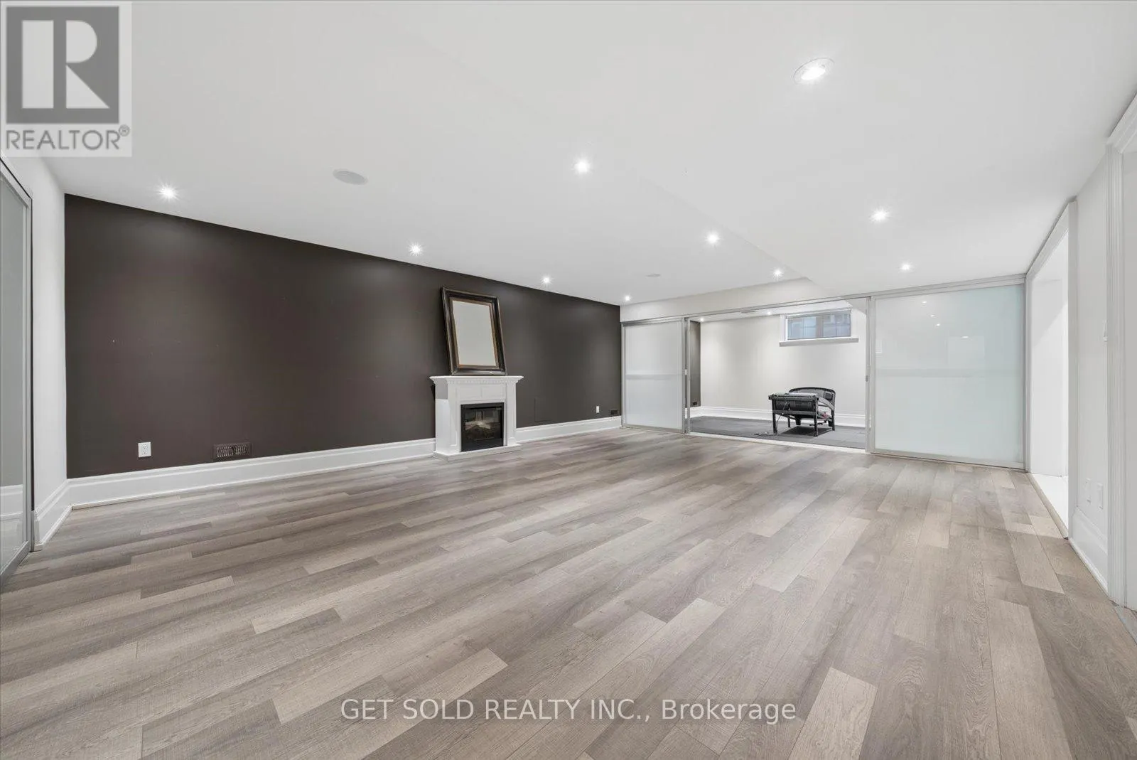 8 THORNHILL AVENUE