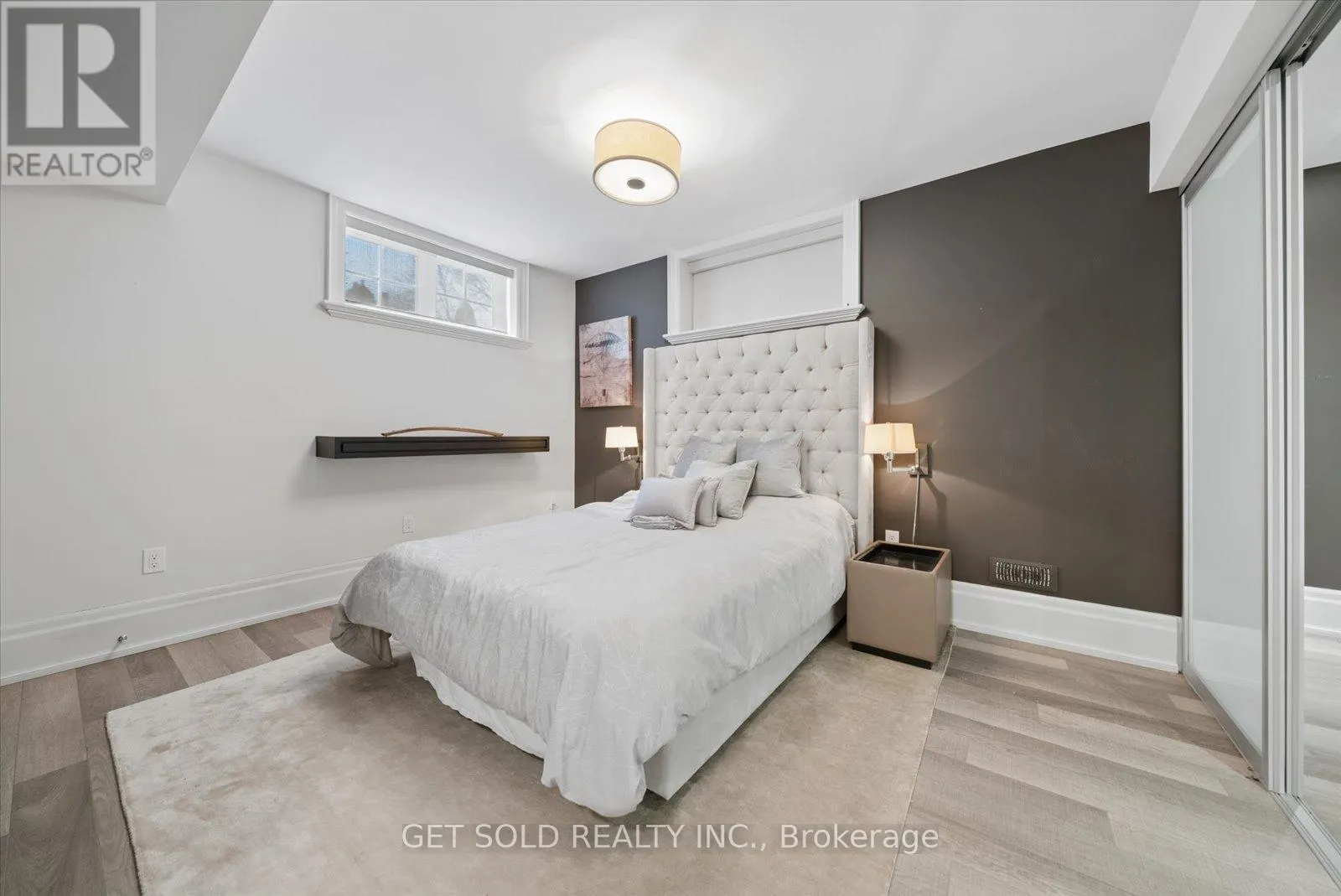 8 THORNHILL AVENUE