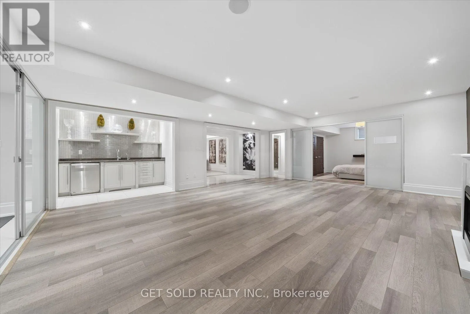 8 THORNHILL AVENUE