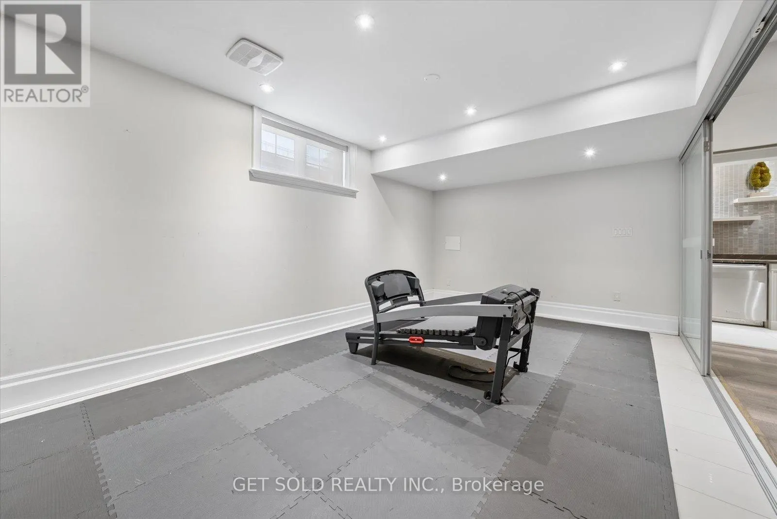 8 THORNHILL AVENUE