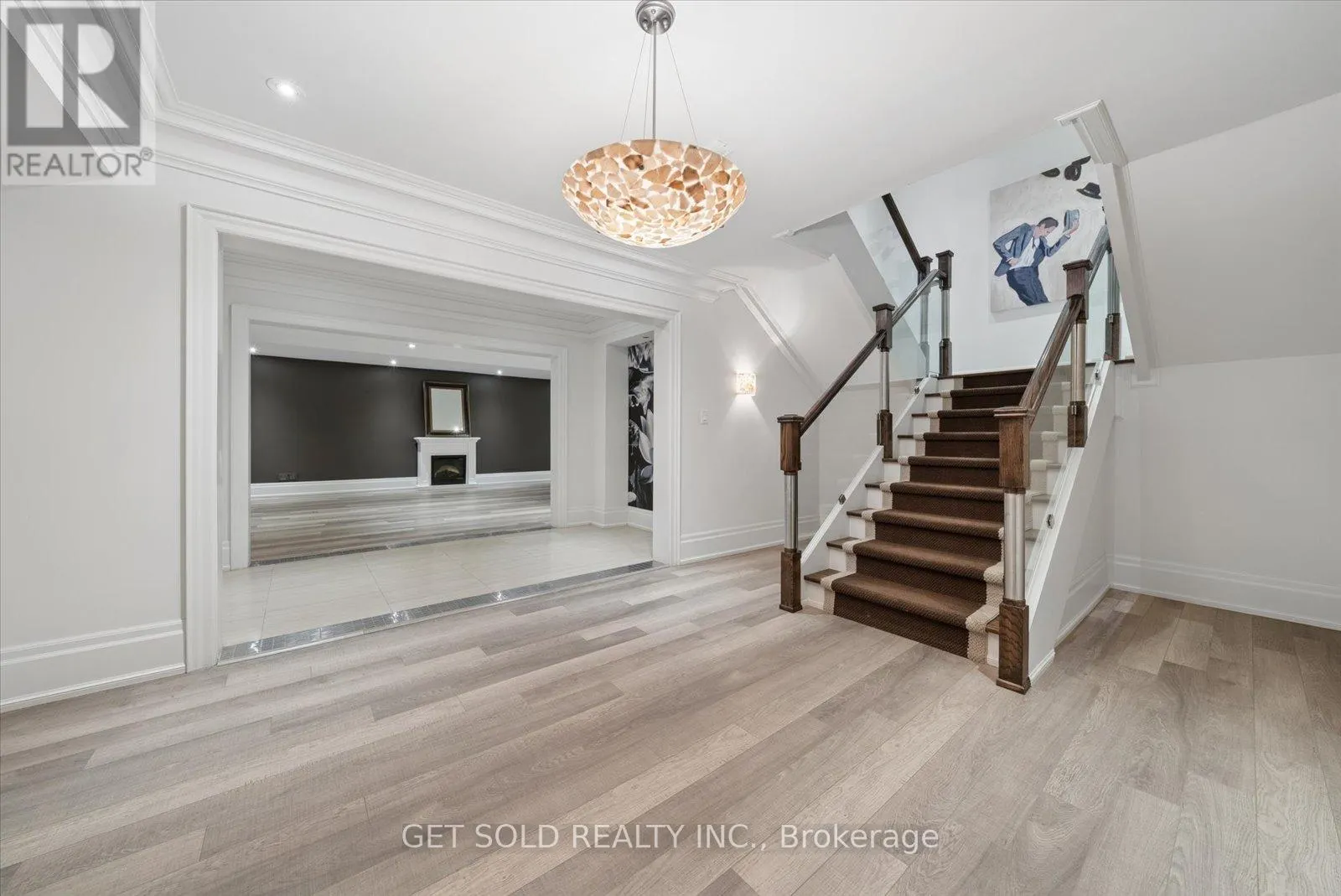 8 THORNHILL AVENUE