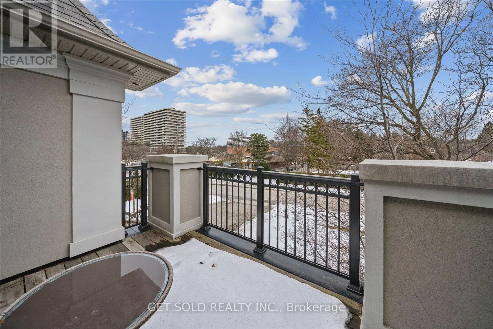 8 THORNHILL AVENUE