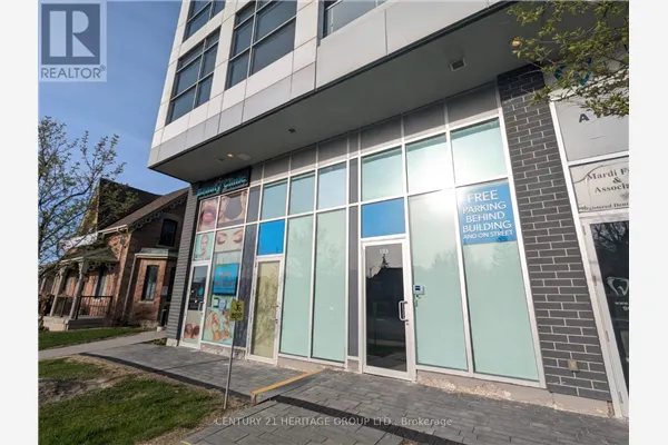 123 & 125 - 8763 BAYVIEW AVENUE
