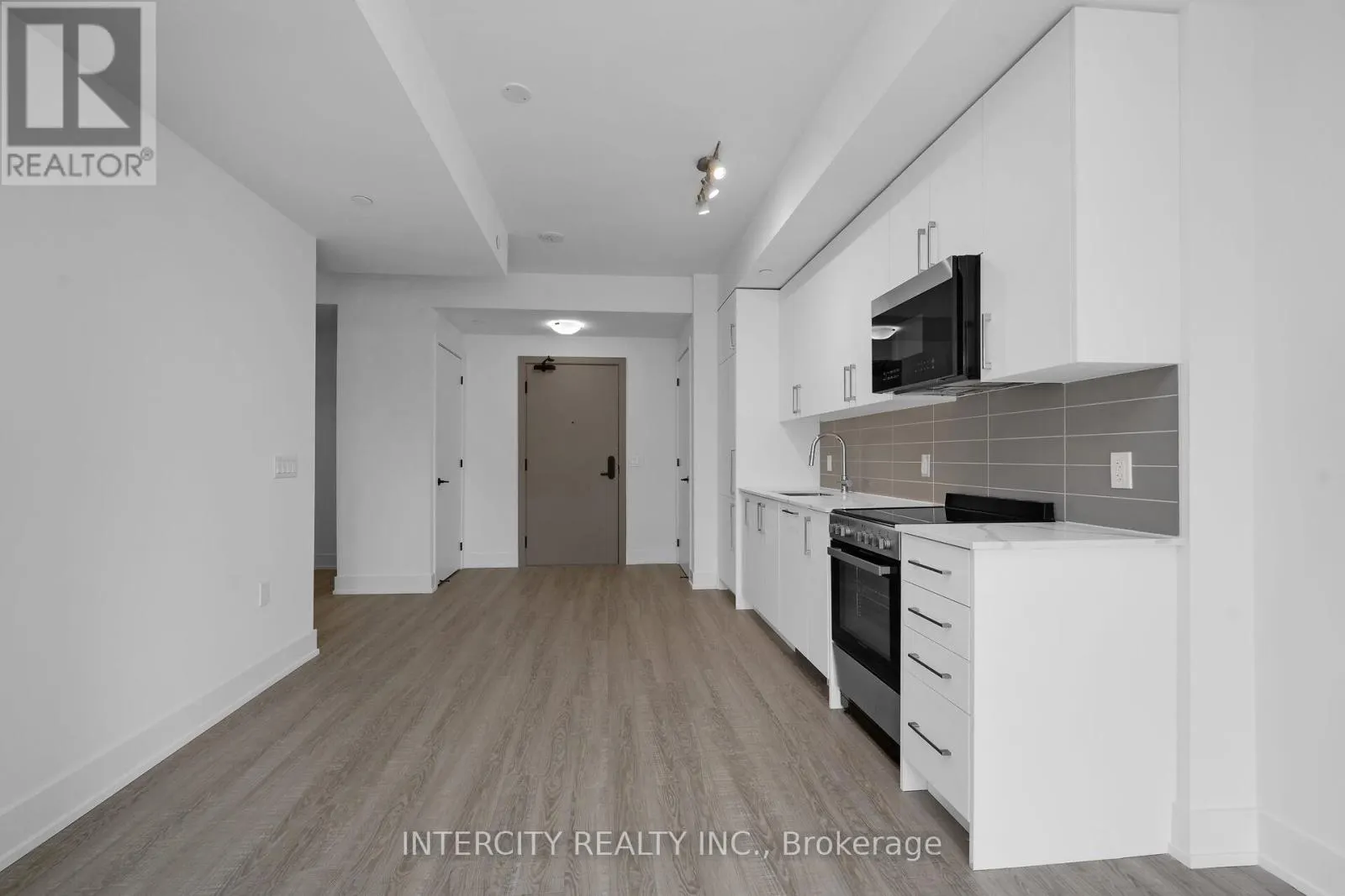227 - 2075 KING ROAD