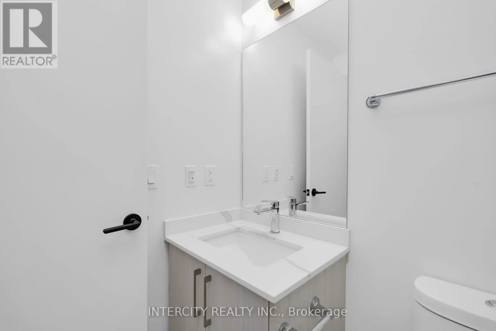 227 - 2075 KING ROAD
