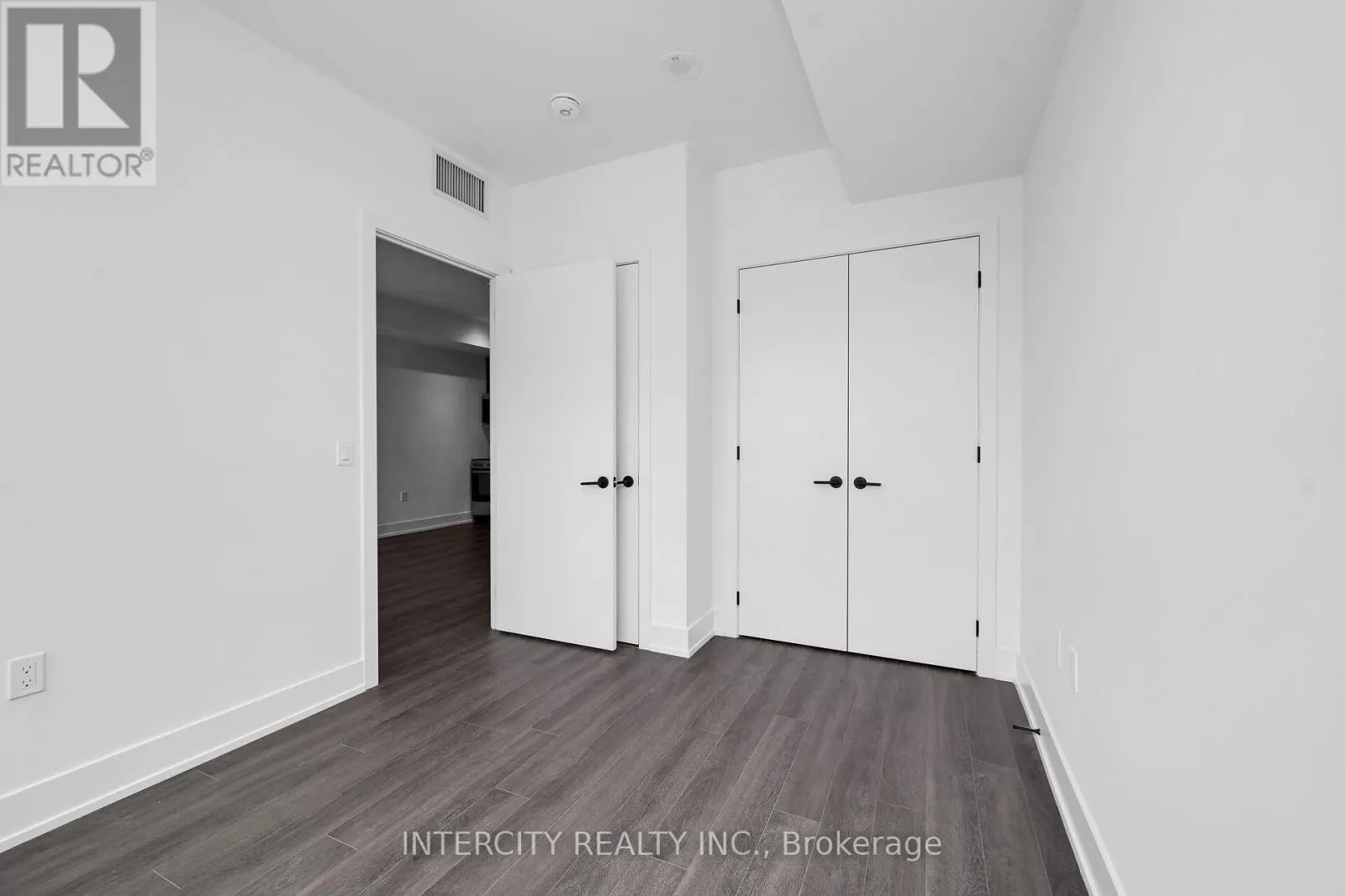 215 - 2075 KING ROAD