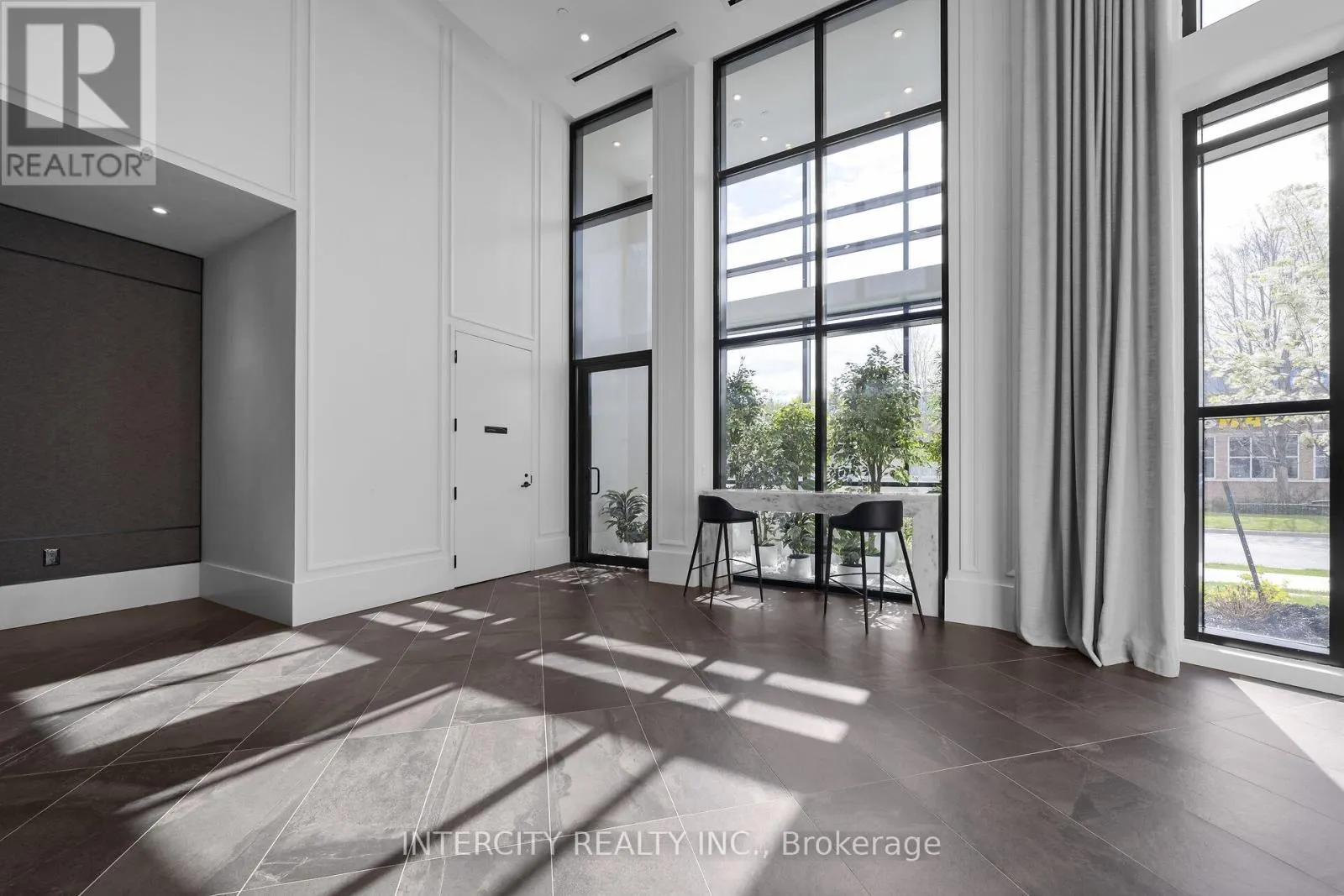 215 - 2075 KING ROAD