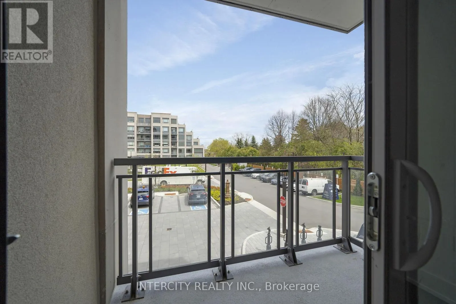 215 - 2075 KING ROAD