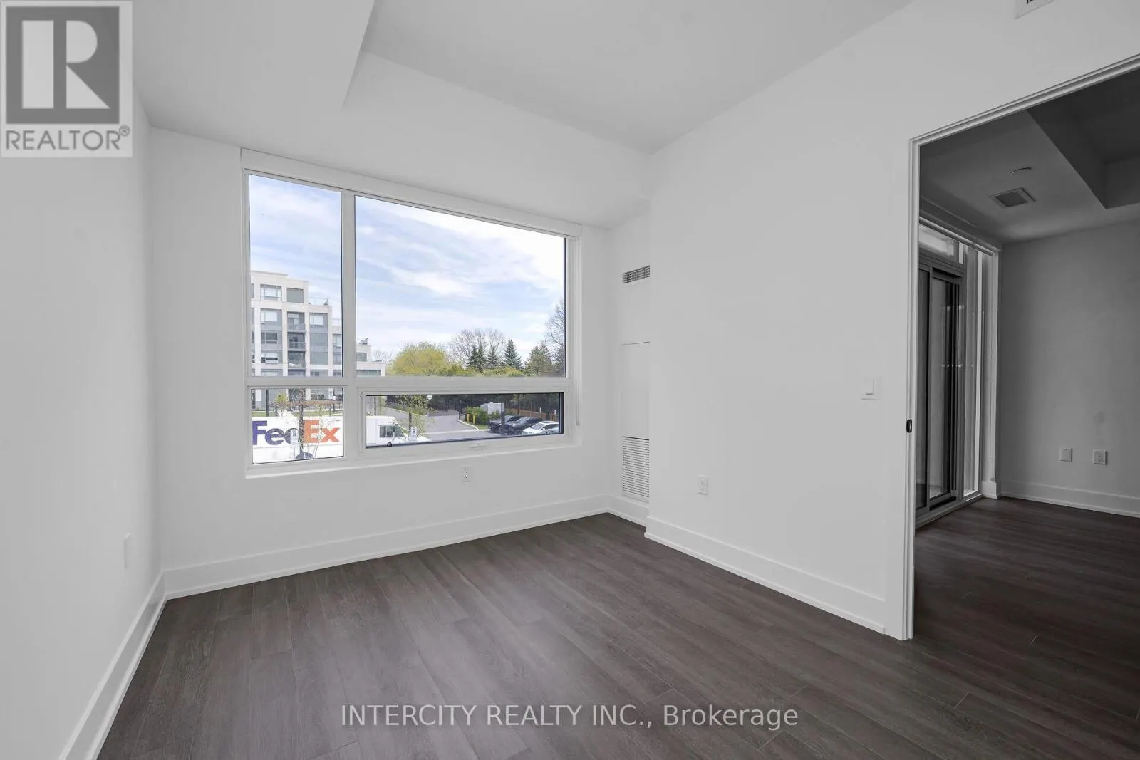 215 - 2075 KING ROAD