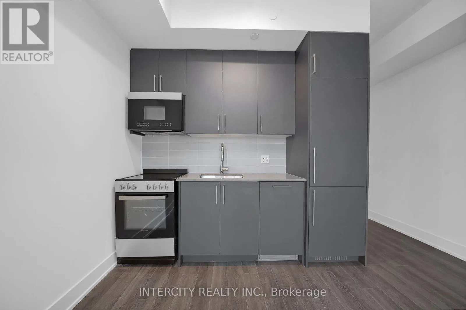 215 - 2075 KING ROAD