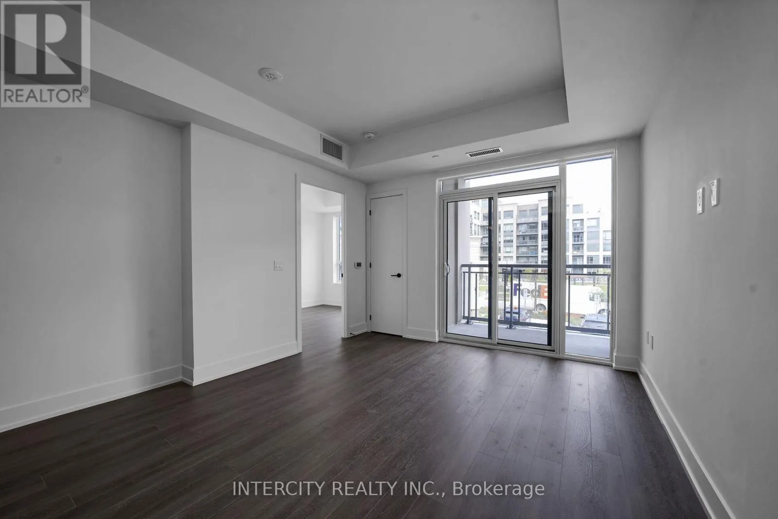 215 - 2075 KING ROAD