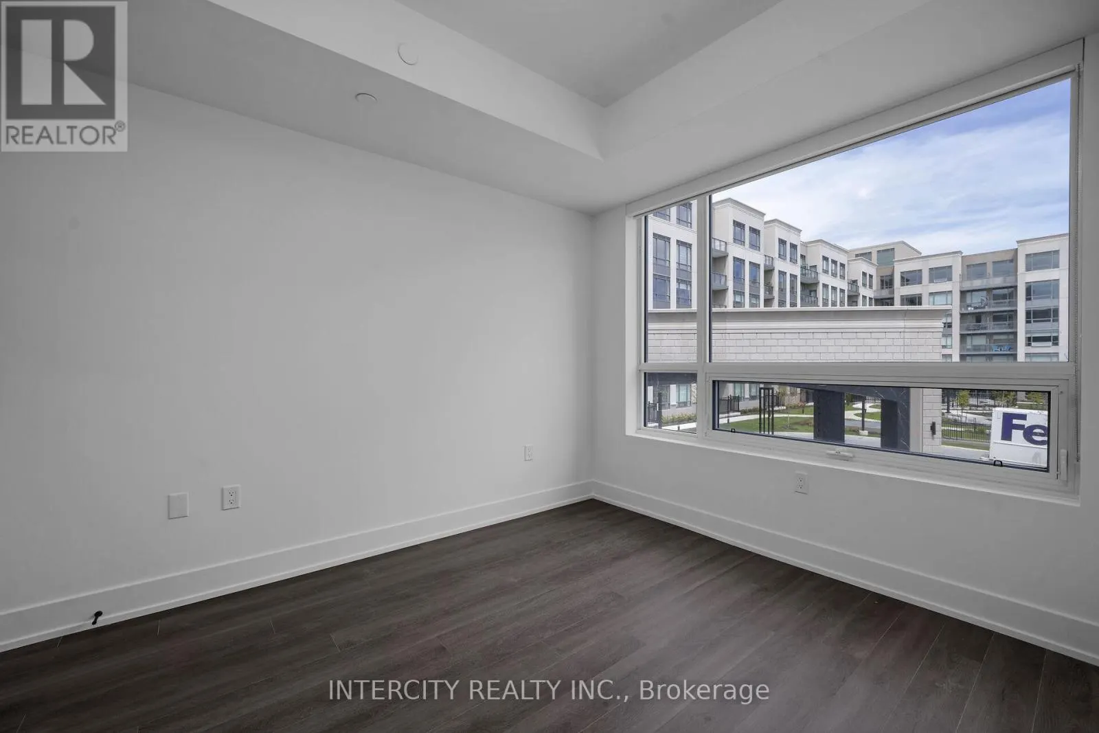215 - 2075 KING ROAD