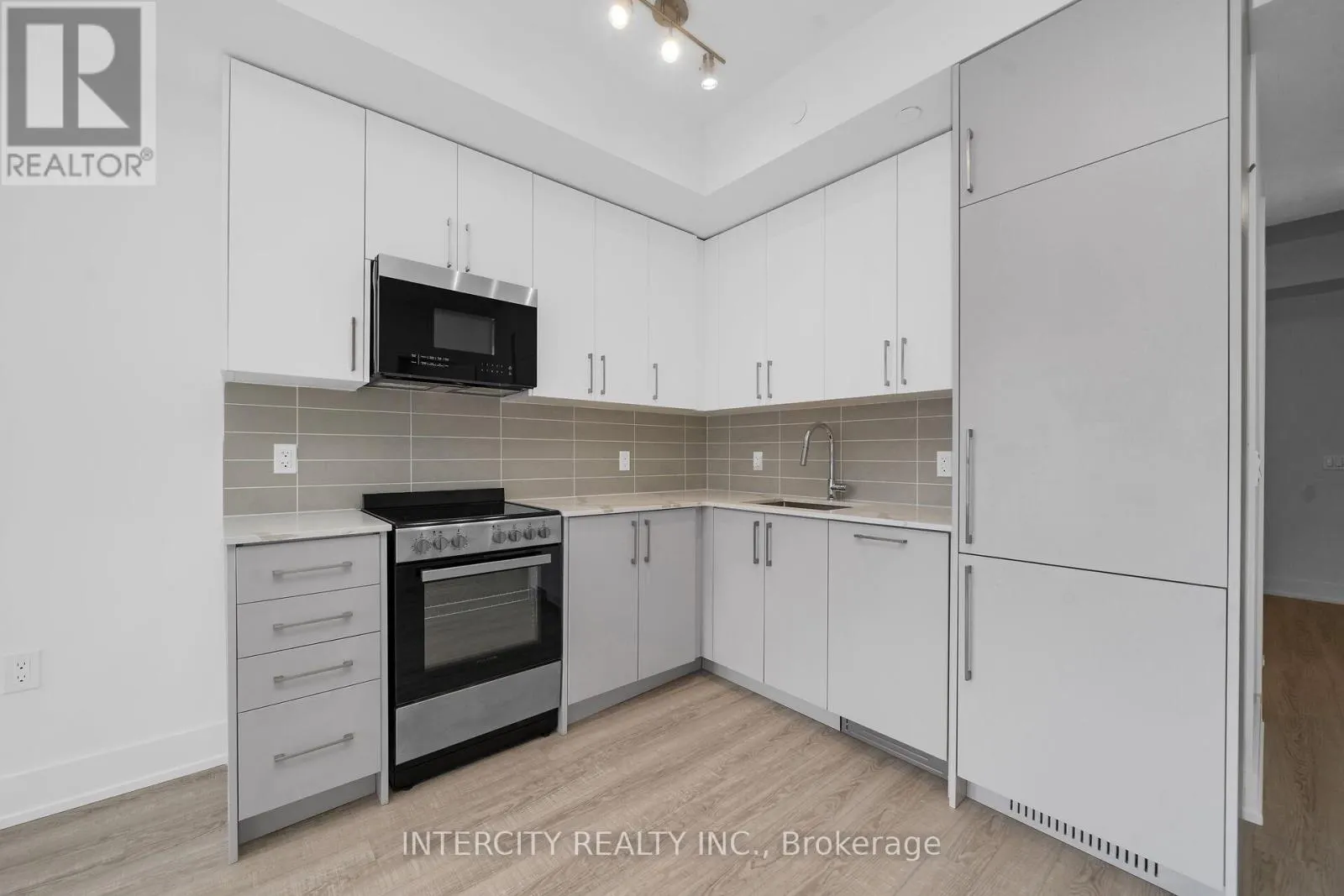 312 - 2075 KING ROAD