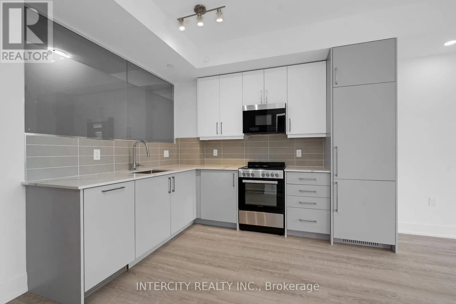 326 - 2075 KING ROAD