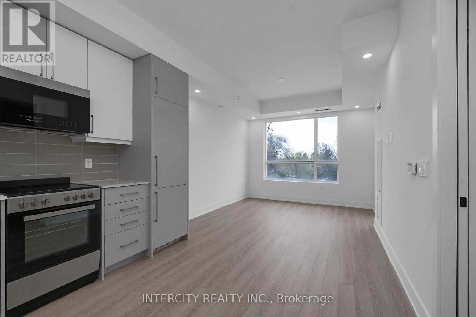 326 - 2075 KING ROAD
