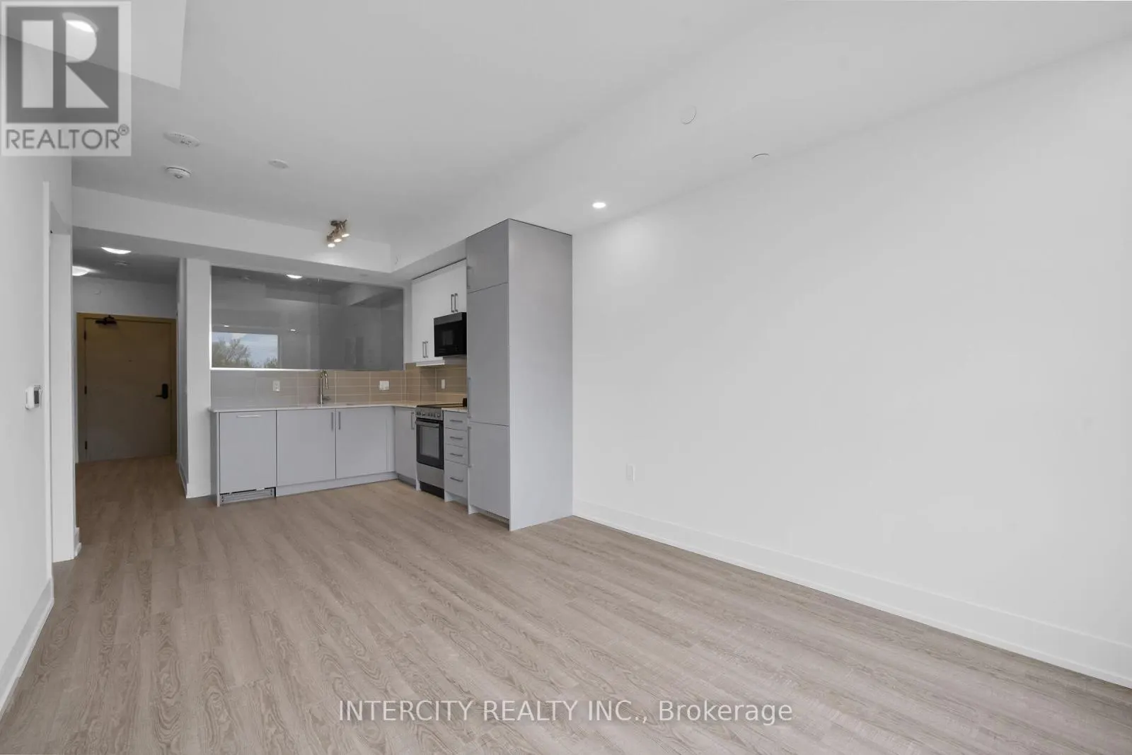 326 - 2075 KING ROAD