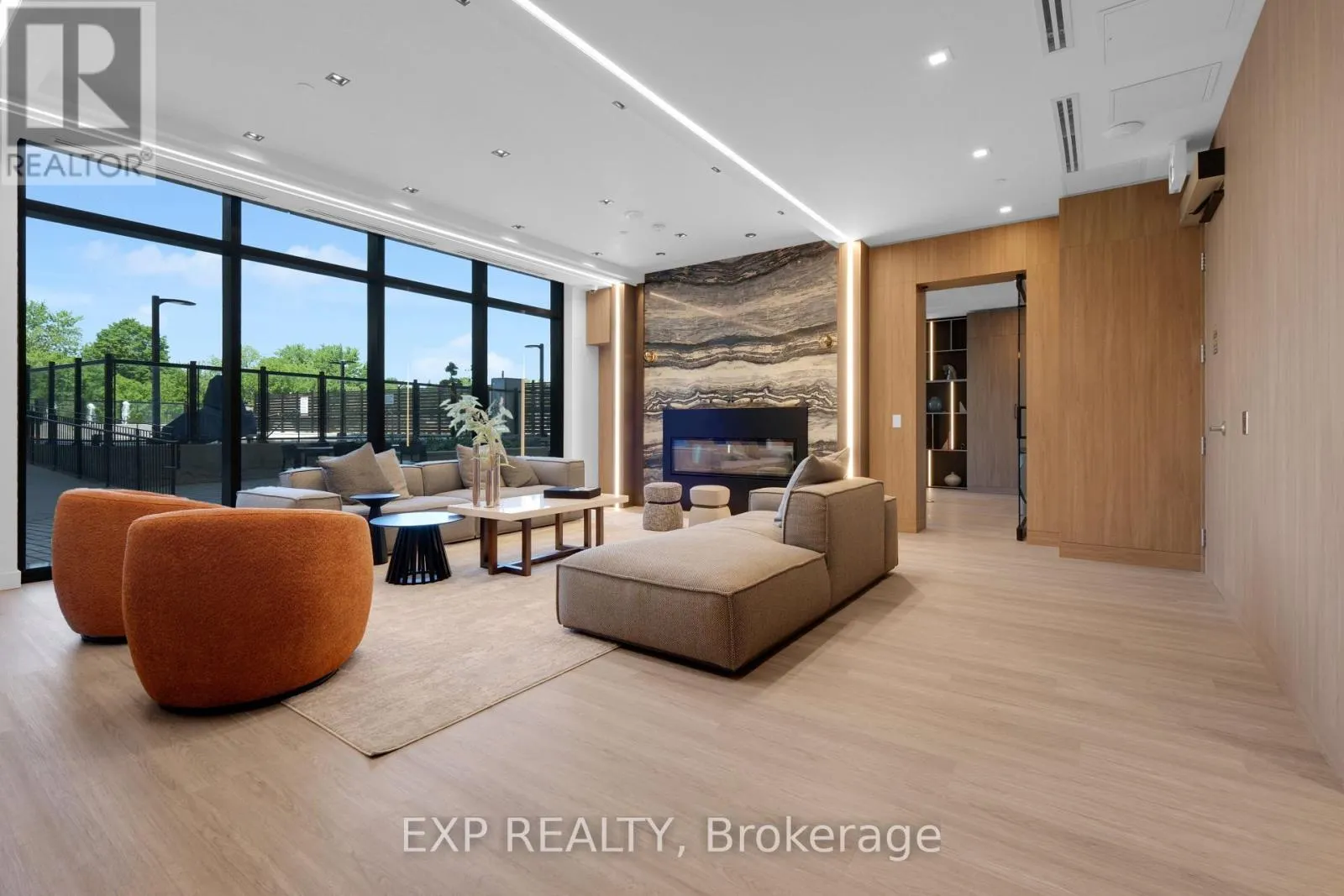 401 - 8188 YONGE STREET