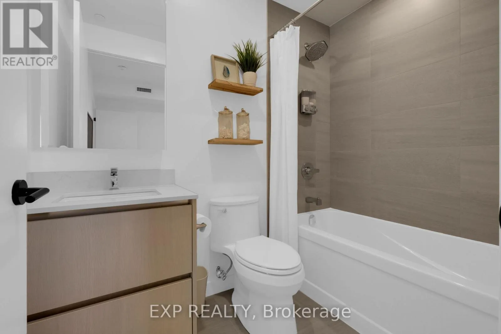 401 - 8188 YONGE STREET