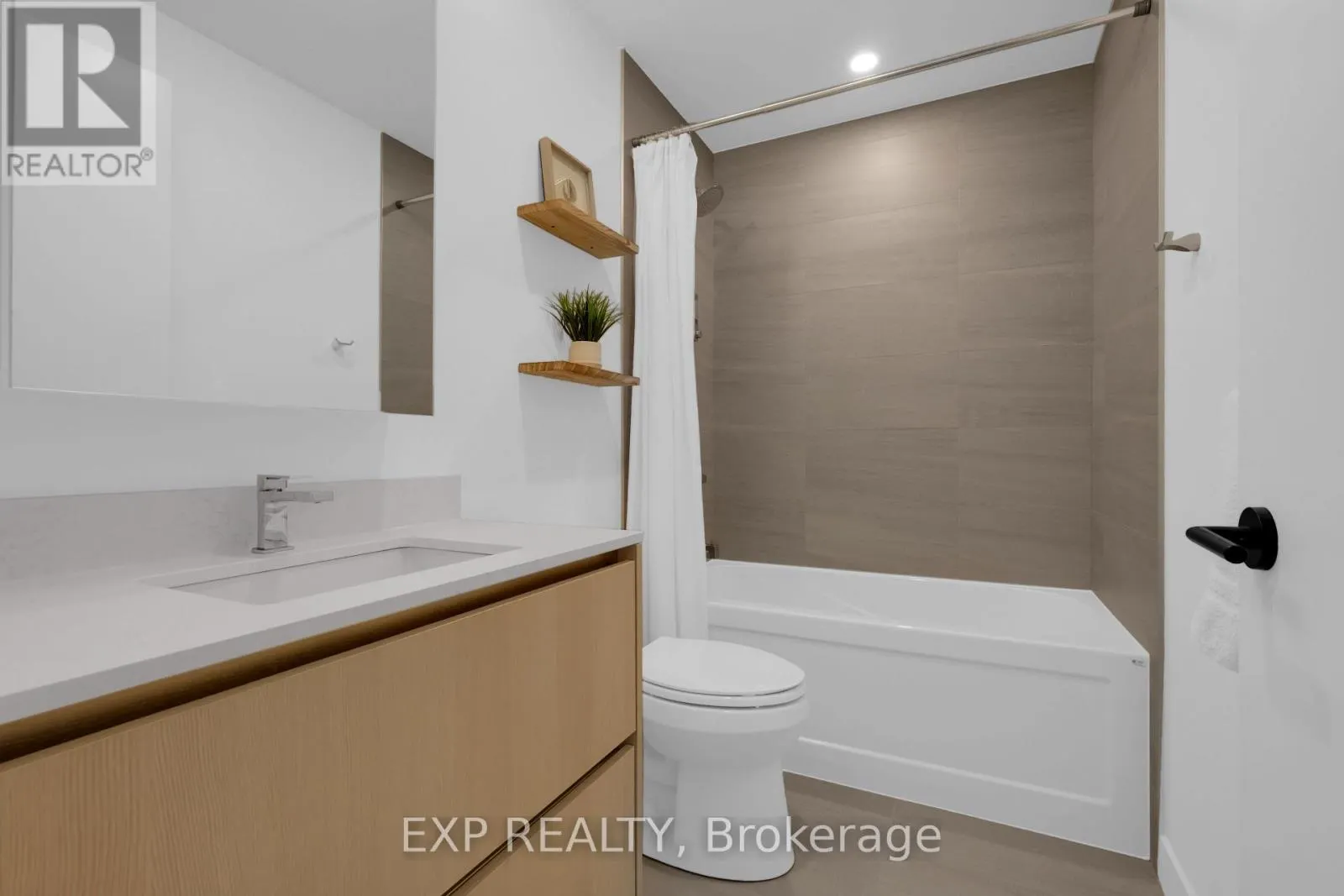 401 - 8188 YONGE STREET