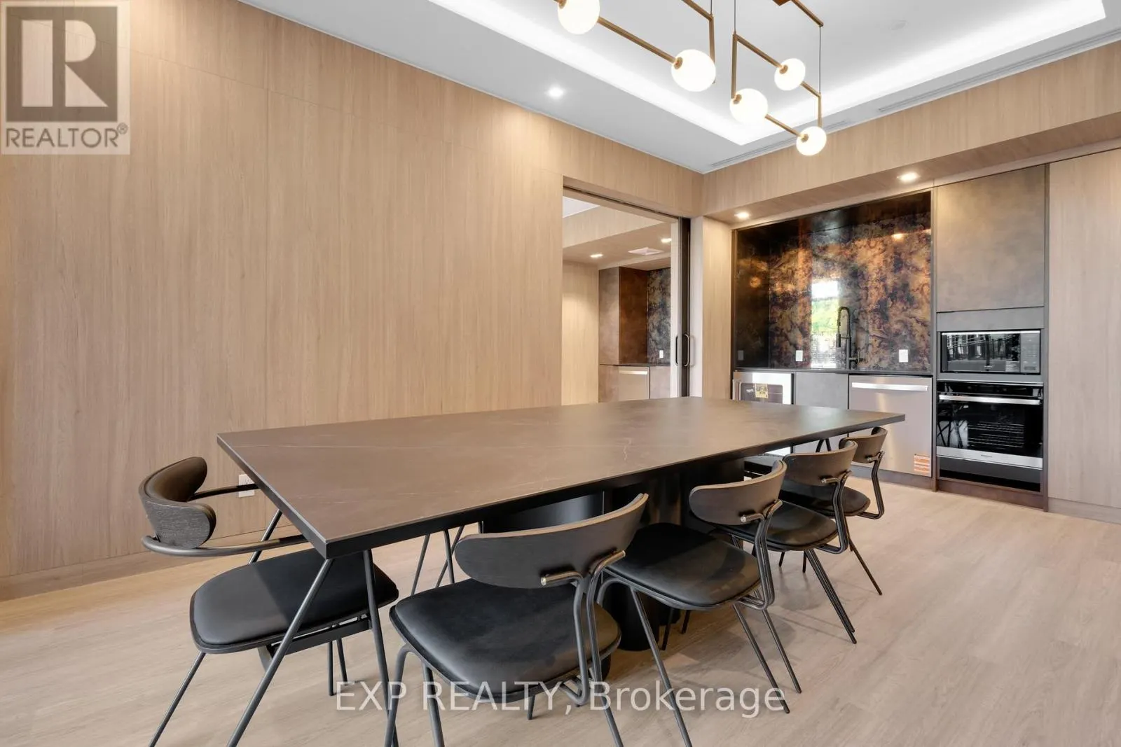 401 - 8188 YONGE STREET