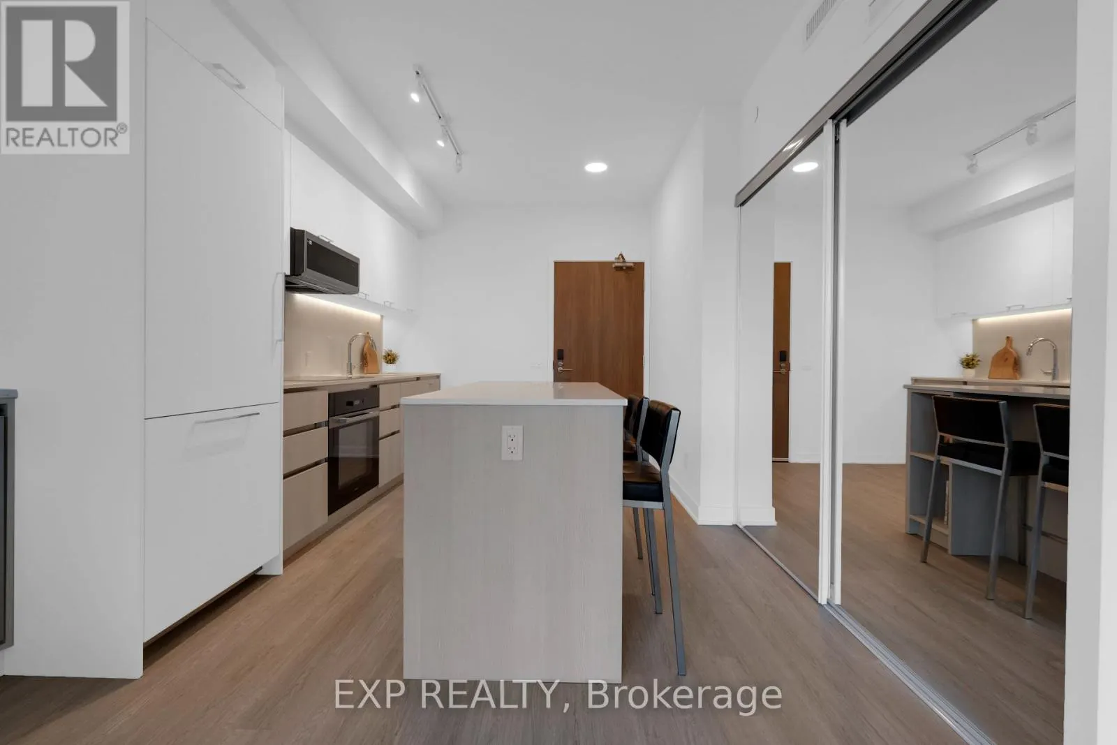 401 - 8188 YONGE STREET