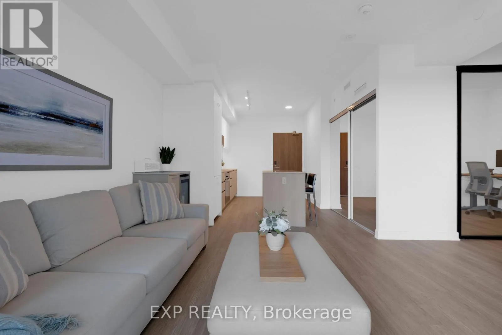 401 - 8188 YONGE STREET