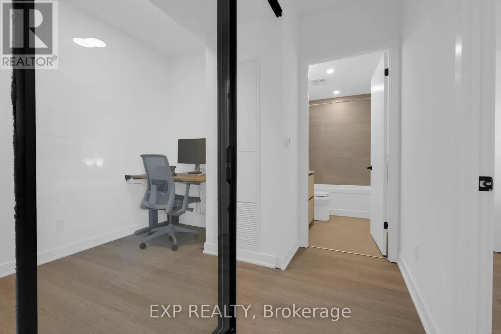 401 - 8188 YONGE STREET