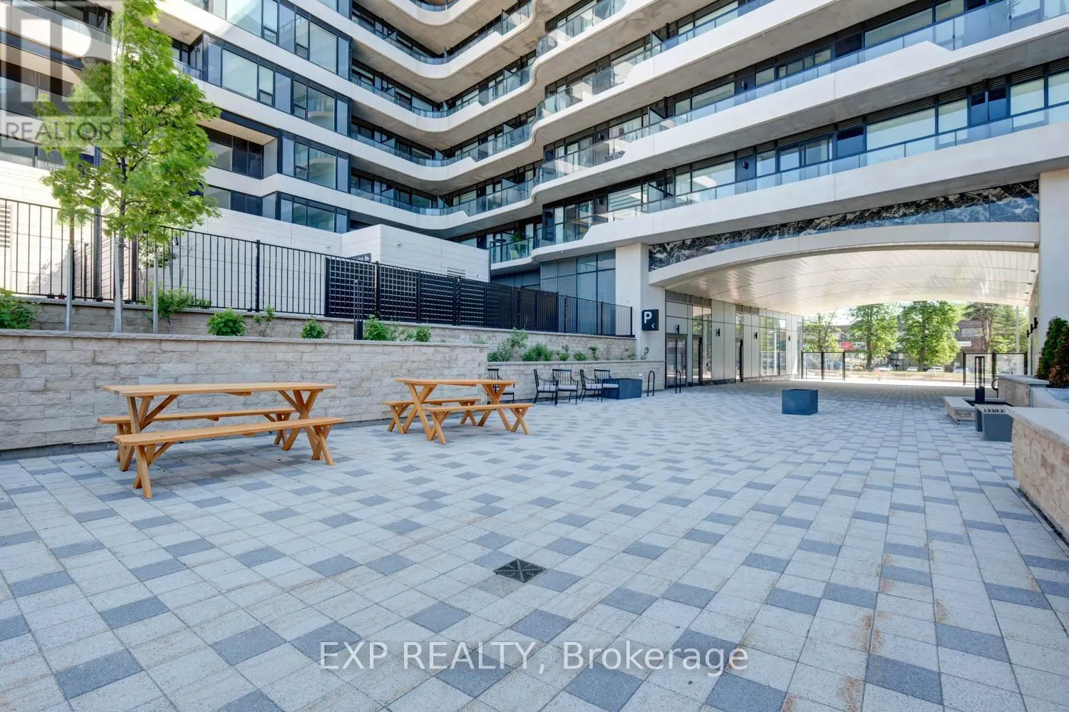 401 - 8188 YONGE STREET