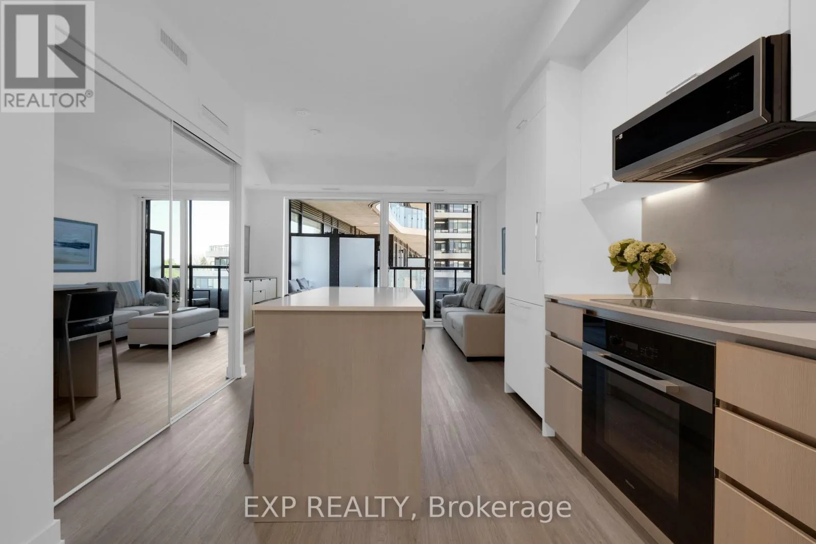 401 - 8188 YONGE STREET
