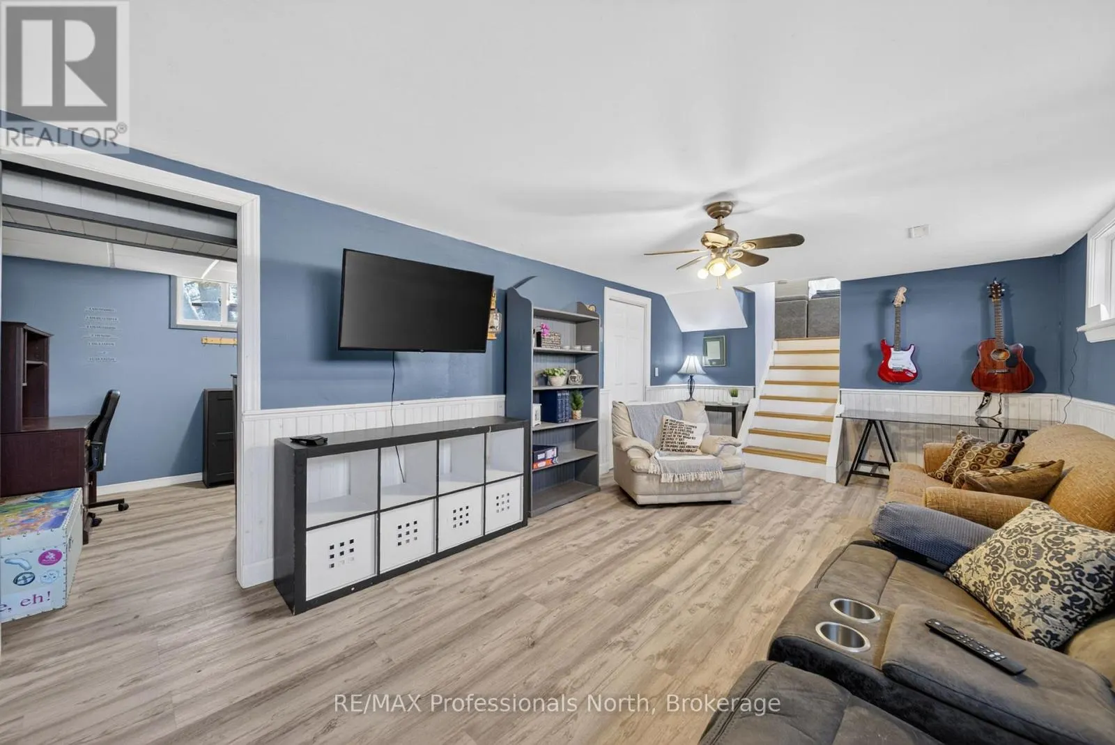 271 LAKELAND CRESCENT