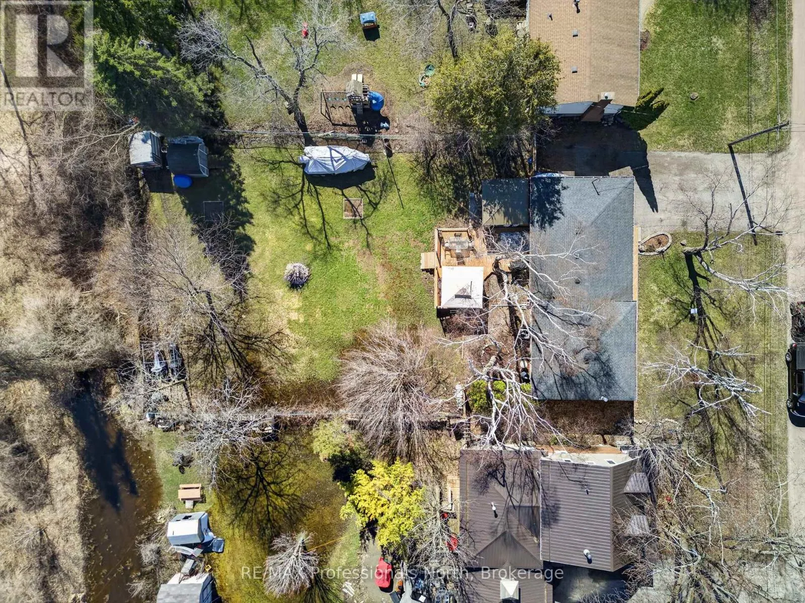 271 LAKELAND CRESCENT