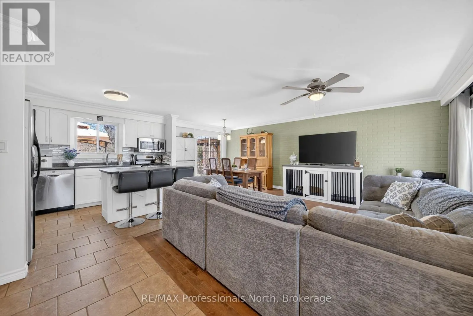271 LAKELAND CRESCENT