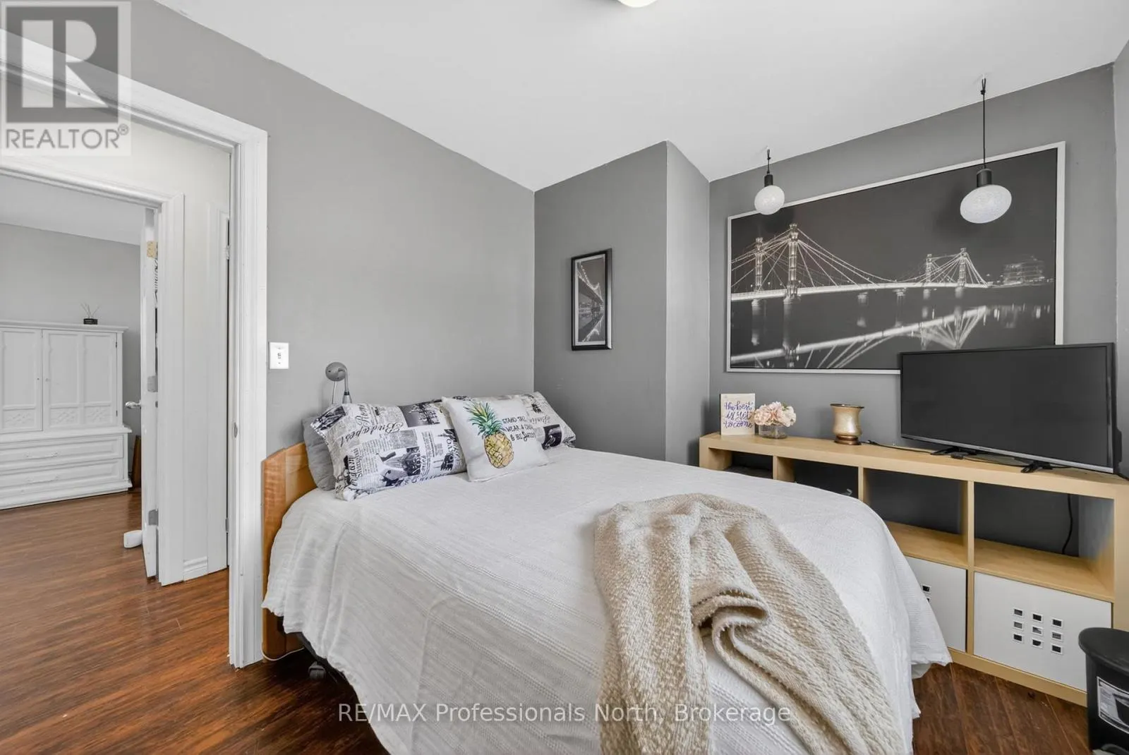 271 LAKELAND CRESCENT