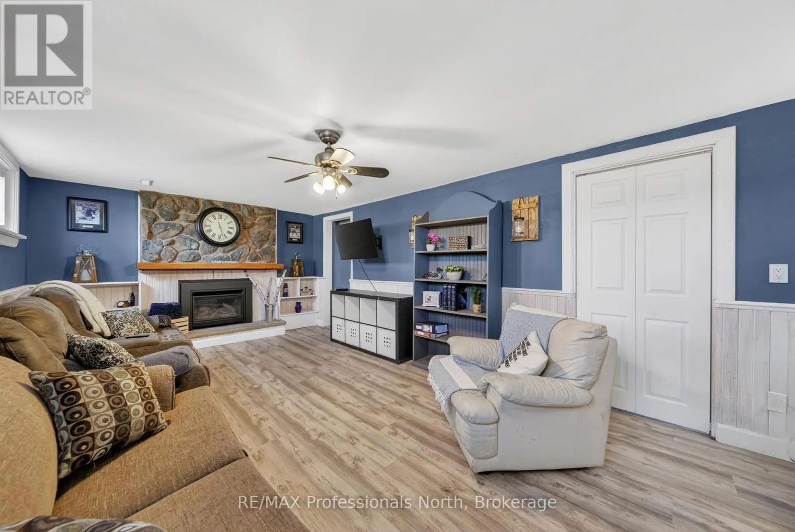 271 LAKELAND CRESCENT