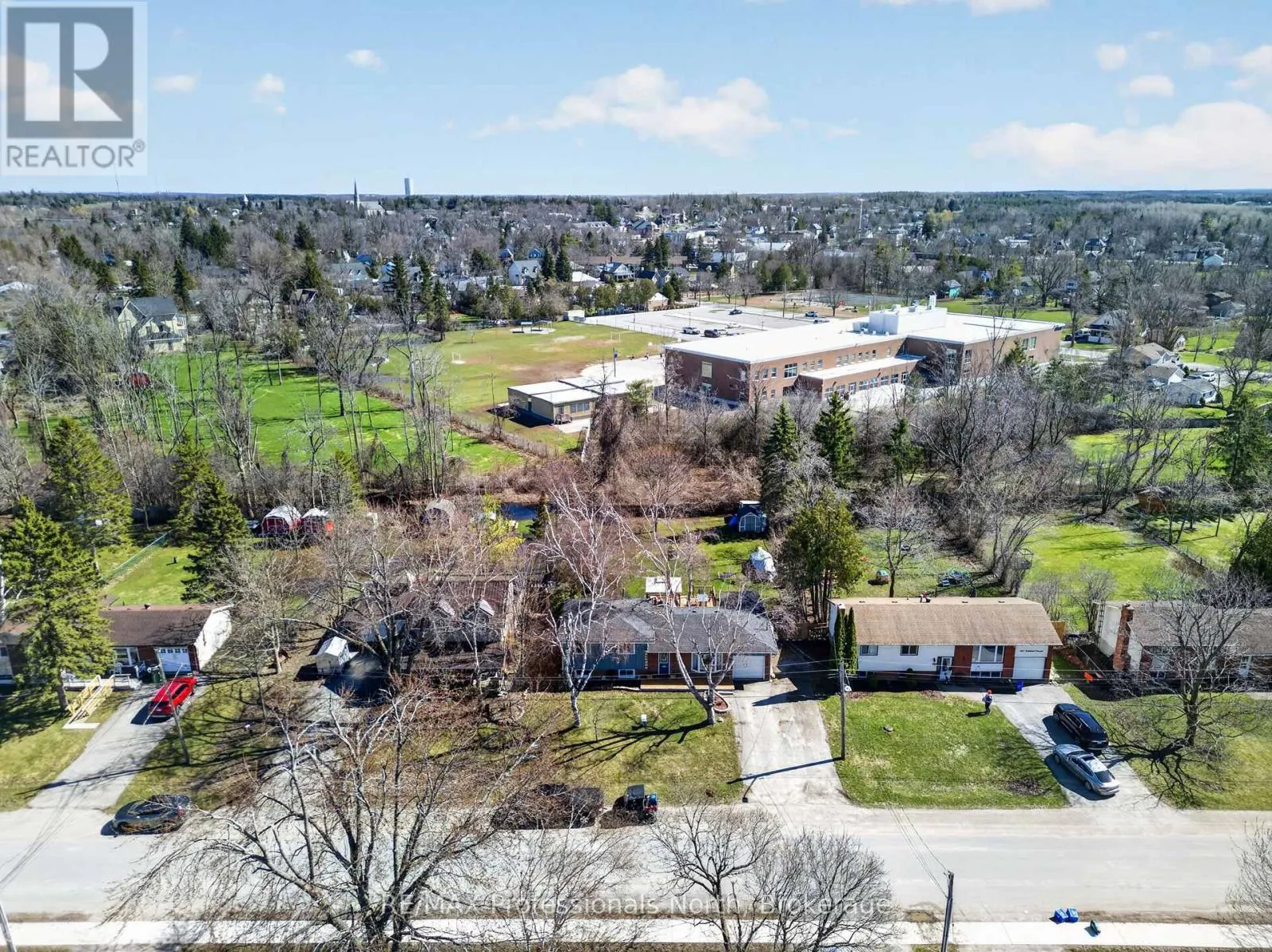 271 LAKELAND CRESCENT