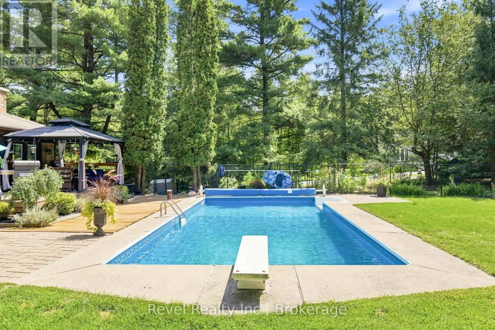 20 THE PINES LANE